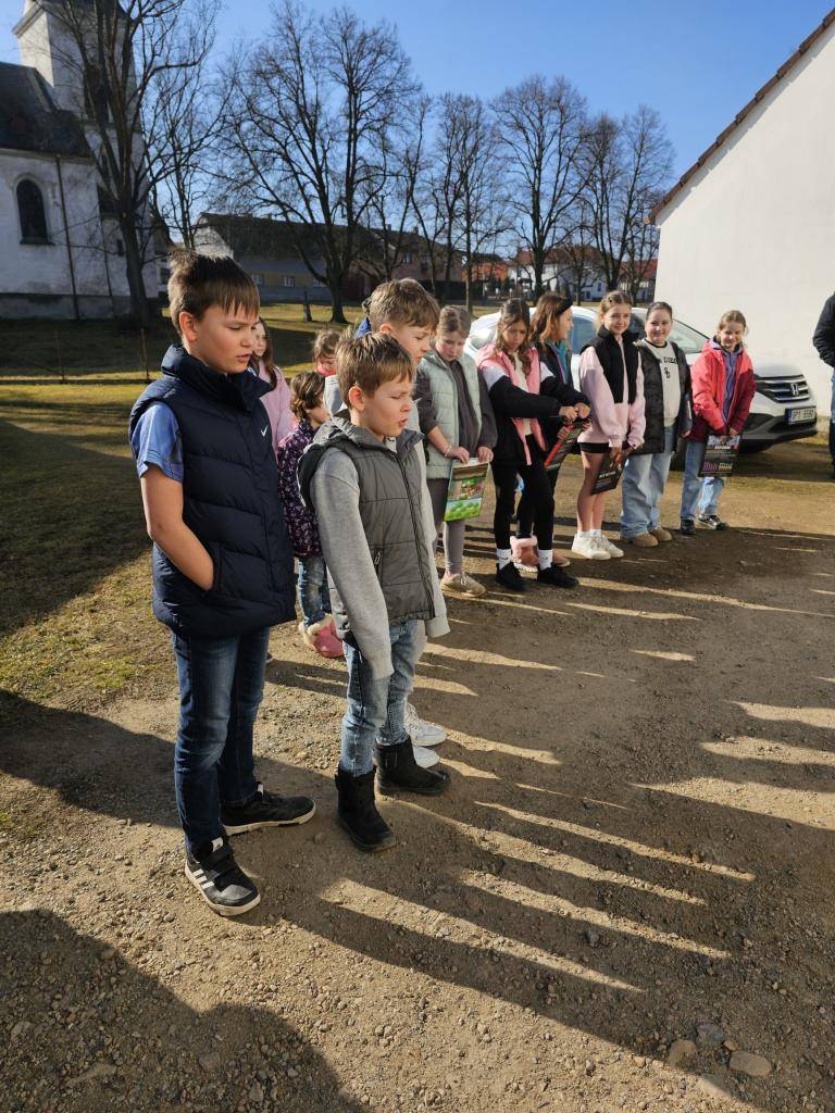 I letos si žáci připravili krásná přání pro ženy z místní firmy a obdarovali je dárečky vlastní výroby. Za svou snahu byli odměněni nejen žáci, ale i všechny ženy z řad pedagogů. Děkujeme!