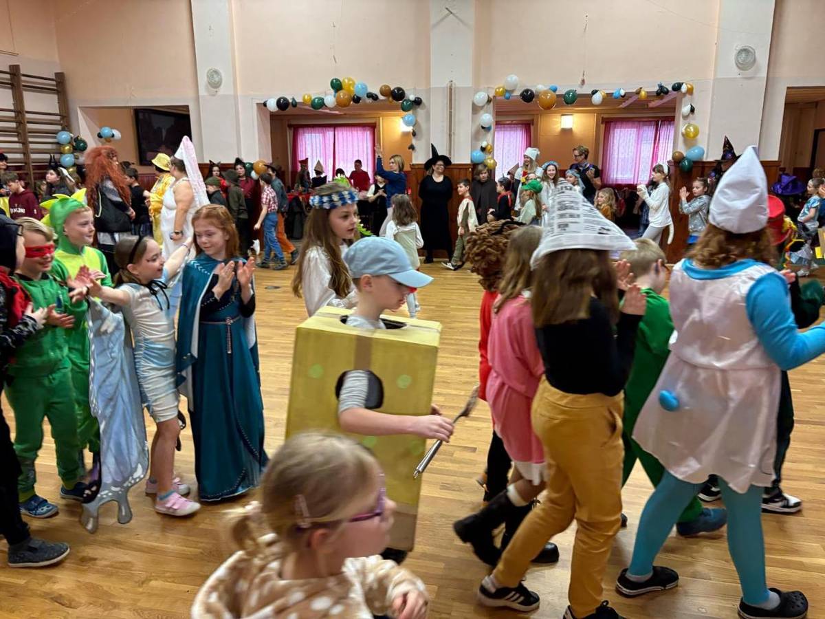 Novinkou letošního školního roku byl karneval v Dobřívě, kterého se účastnily malotřídní školy z okolí. Všechny děti dorazily v kostýmech, zatancovaly si, zasoutěžily a vybojovaly sladkou výhru. Velice si vážíme pozvání a budeme se těšit na příště.