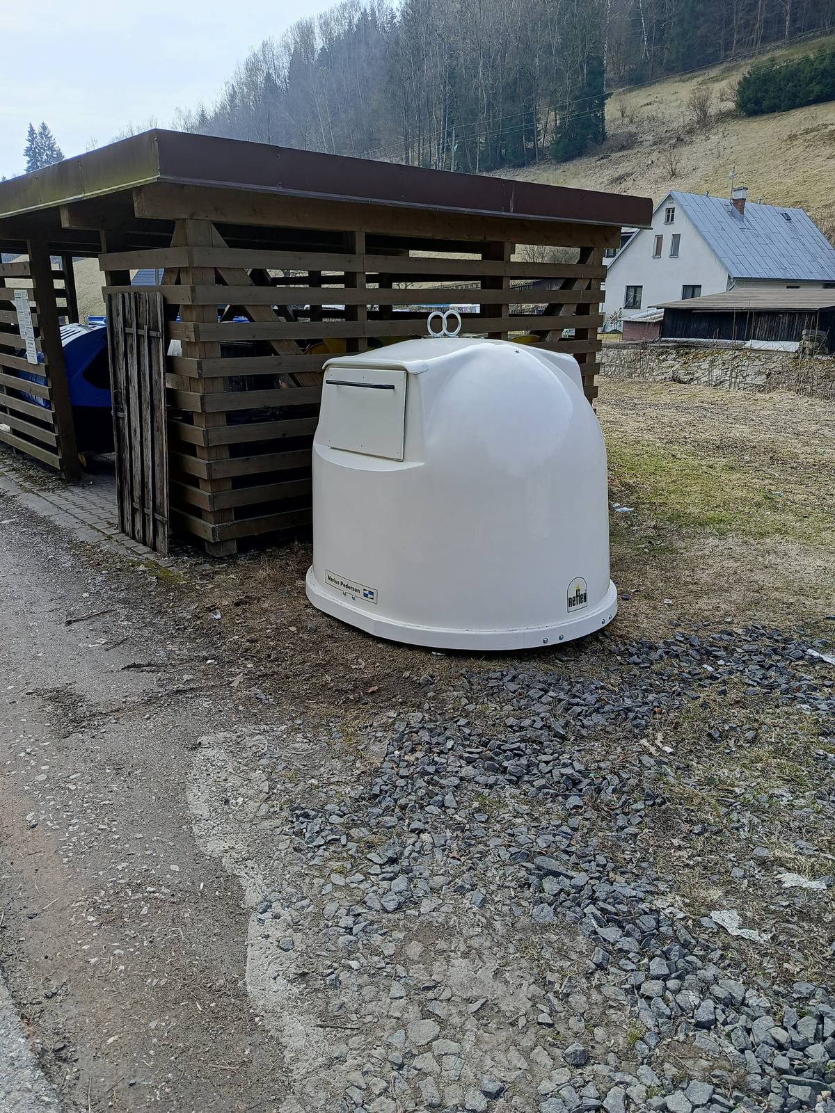 Na sběrném místě u lomu je nově k dispozici kontejner na textilní odpad. Stejně jako ostatní kontejnery ho mohou využívat naši občané, chalupáři a subjekty s platnou smlouvou s obcí Dolní Dvůr.