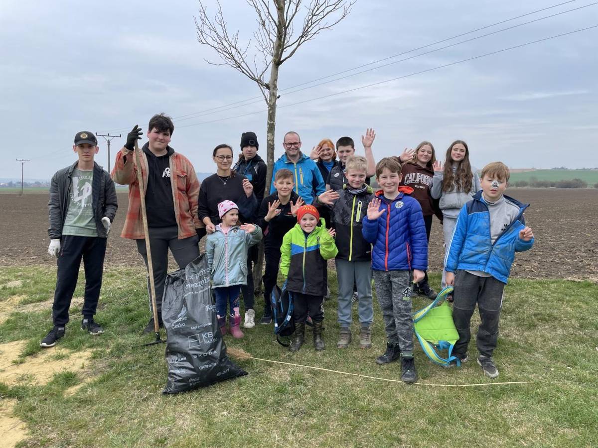 Chtěli bychom všem ze srdce poděkovat za dnešní pomoc při úklidu Držovic. Sešlo se nás opět okolo stovky a účast dětí je rok od roku vyšší, což nás strašně moc těší. Byli jste úžasní a bavilo nás to s vámi :)