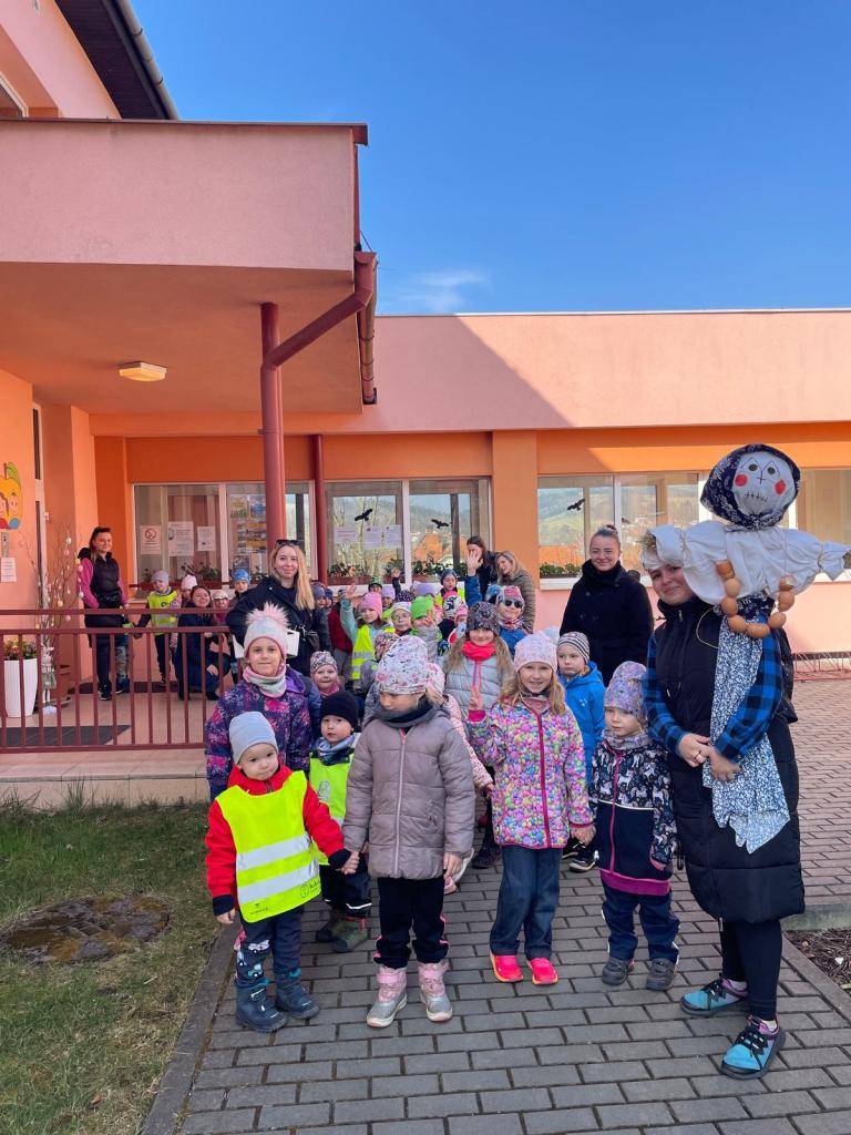 ,,Neseme Morenu, pěkně vystrojenů. Na vršku červenů, na spodku zelenů.  Neseme Morenu, pěkně vystrojenů. Neseme Morocha, hodit do potoka.''