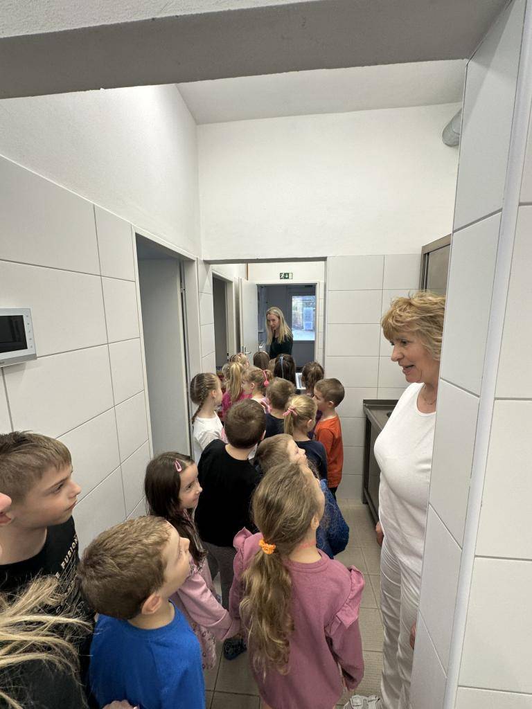 Stejně jako v orchestru, kde každý nástroj hraje důležitou roli, i ve škole se podílí na jejím fungování mnoho profesí.