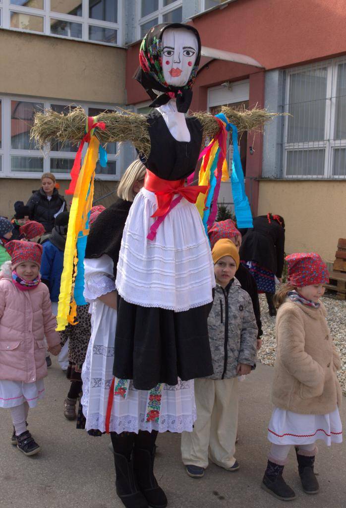 Deti z materskej školy so svojimi učiteľkami vás pozývajú na vynášanie Moreny. Sprievod začne v stredu 2.4.2025 o 9:30 pri základnej škole a bude viesť cez pešiu zónu a Biskupskú ulicu po cestný most cez Drietomicu, kde sa s Morenou rozlúčime.