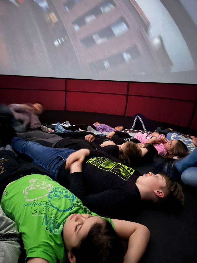 Dnes nás navštívilo úžasné sférické kino. Žáci se ponořili do fascinujících projekcí ve 360°.