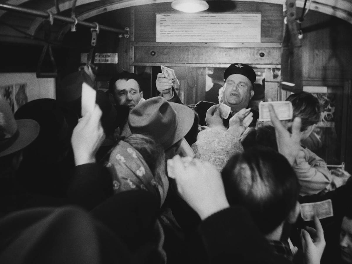 Výstava návštěvníky plynule provádí od počátků kolejové dopravy v Praze až po budoucnost. Lidé zde mohou zhlédnout film "Století kolejí", který dali jeho autoři dohromady ze záběrů Národního filmového archivu České televize. Ukazuje třeba tvrdou práci průvodčího během ranní špičky na konci 50. let. Ti byli nezapomenutelnou součástí pražských tramvají až do roku 1974.