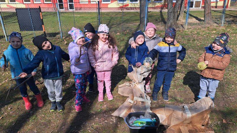 Zapojili sme sa výzvy s názvom “Spojme sa za čistejšie mesto” a spolu s deťmi sme vyčistili okolie našej MŠ od odpadkov. Nielen že to deti veľmi bavilo, ale opäť si týmto malým, ale veľkým gestom uvedomili, ako veľmi je naše mesto znečistené, a čo je potrebné, aby sme sa takto k prírode nesprávali.