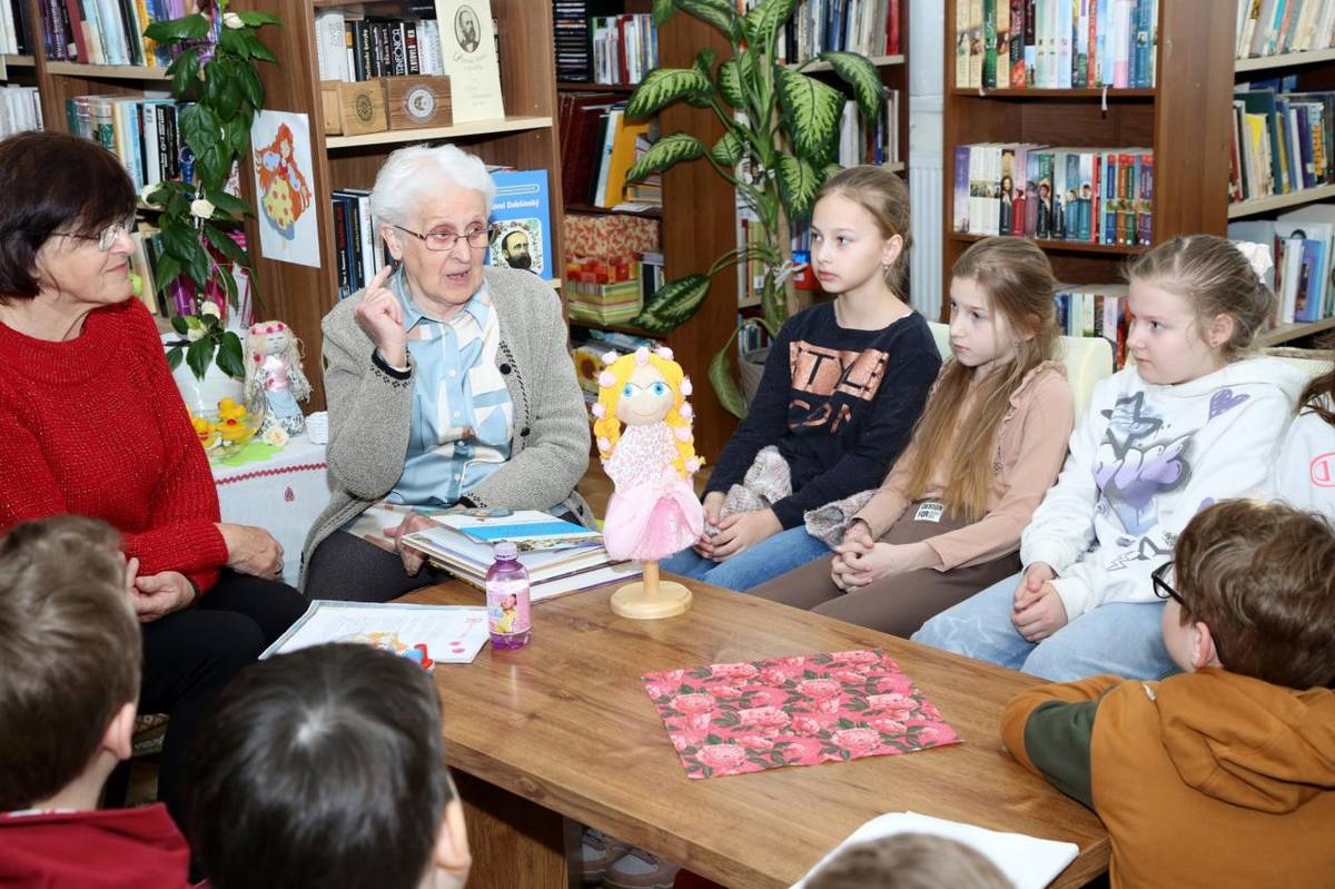 Tretí marcový týždeň patril v  Obecnej knižnice Valaliky rozprávkam, ktoré vytvárali most medzi generáciami.