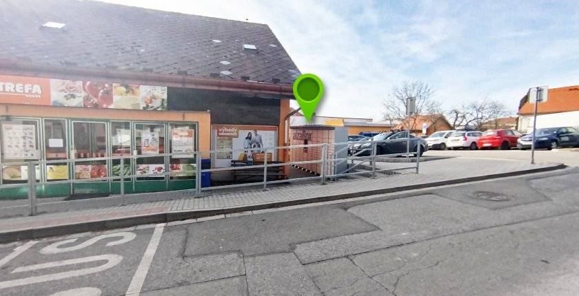 Vážení občané, dnešním dnem byl spuštěn provoz AlzaBoxu v Adamově, který je umístěn u prodejny Trefa v Dělnické ulici. Obec Adamov