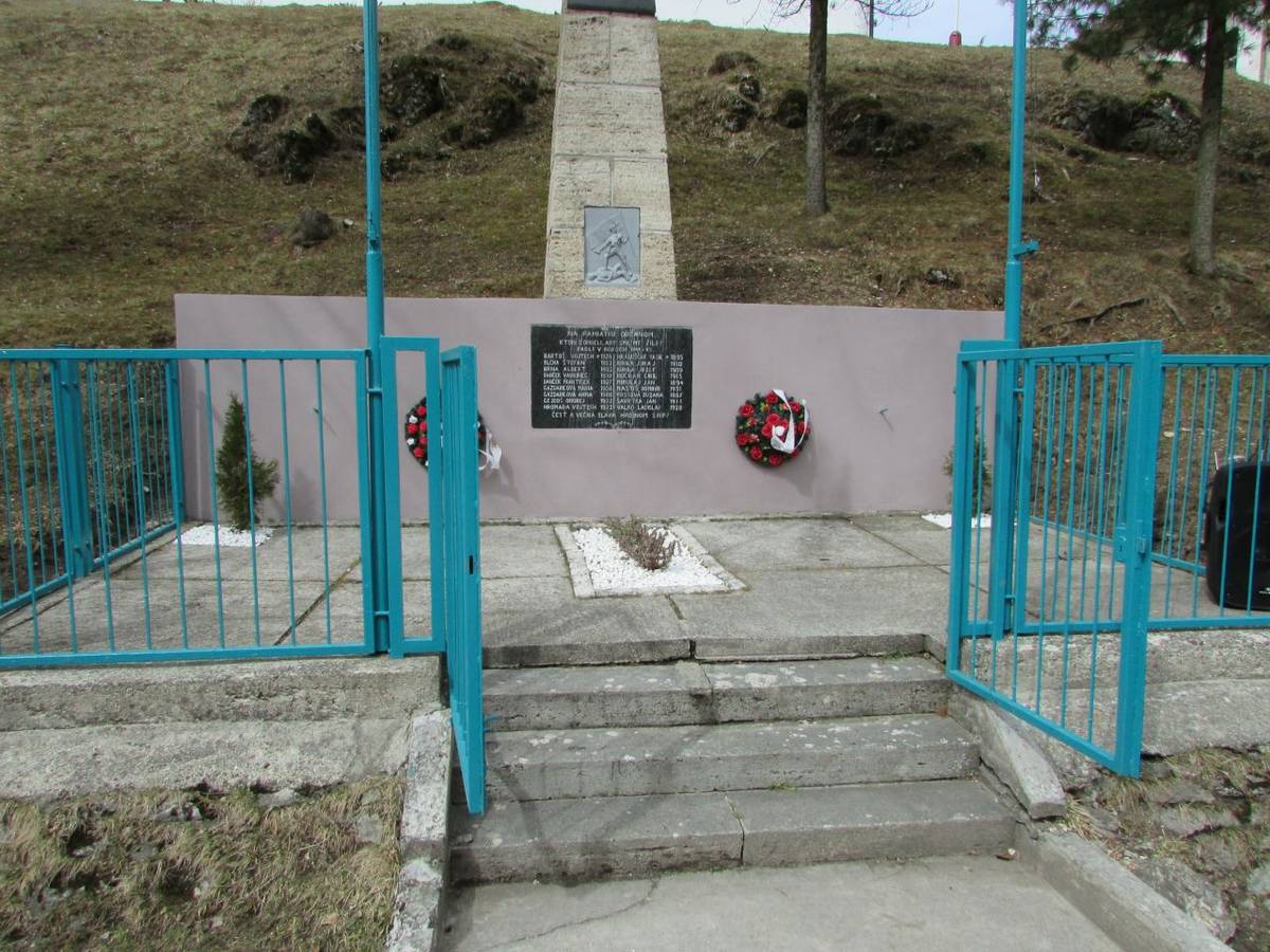 kladenie vencov k pomníku padlých hrdinov   SNP v Strednej Revúcej