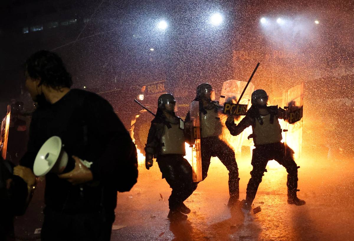 Protesty před indonéským parlamentem v Jakartě