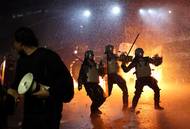 Protesty před indonéským parlamentem v Jakartě