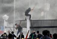 Protesty před indonéským parlamentem v Jakartě