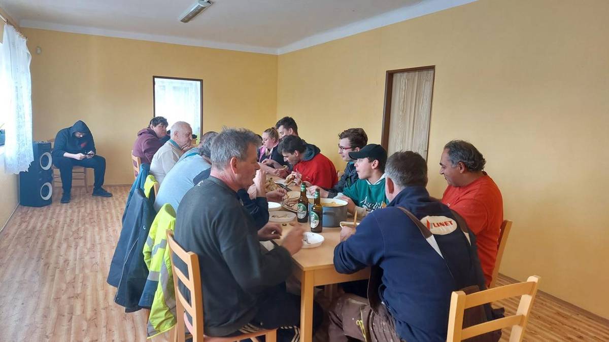 Když je třeba, dáme ruce dohromady a jak se zpívá v jedné písni, kterou složil jeden velmi chytrý a významný herec "Ten dělá to a ten zas tohle a všichni dohromady udělají moc "