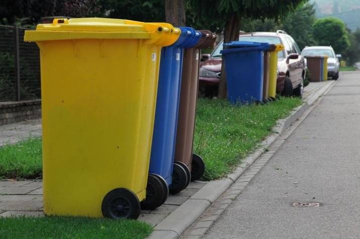 Vážení obnčané Dyjákovic, Ti z Vás ktří ještě mají zájem o popelnice na tříděný odpad (modrá,žlutá a hnědá), se mohou nahlásit na úřadě do 30.4.2025, a nebo na telefoním čísle 515275283.