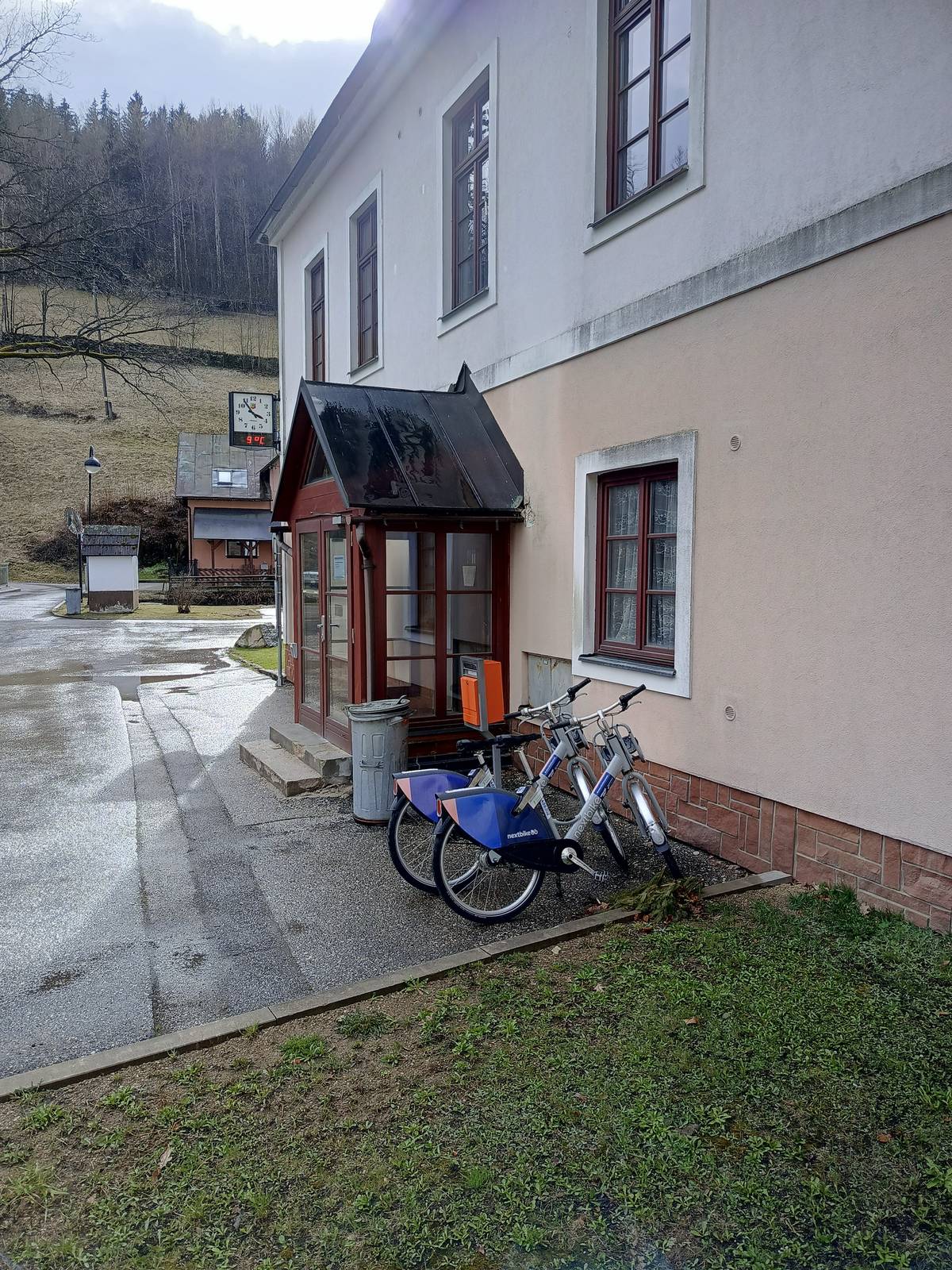 Jak jsme již dříve avizovali, Dolní Dvůr se od zítřka připojuje k systému sdílených kol společnosti nextbike, již dříve zavedenému ve Vrchlabí a Lánově. Na dvou stanovištích (náměstí a Chata U Jirky) máme celkem 6 kol. Po zaregistrování do systému je zapůjčení kola do 30 minut zdarma. Podrobné informace včetně instruktážních videí jsou na obecním webu, v případě potřeby rádi poradíme. Přejeme hezkou jízdu