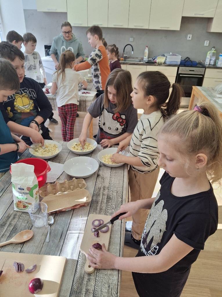 Když to voní po celé škole!  Paní učitelka Ivana Stískalová naučila své žáky jak na svačinku. Nejen, že si udělali pomazánky, ale upekli i výborné housky! :)