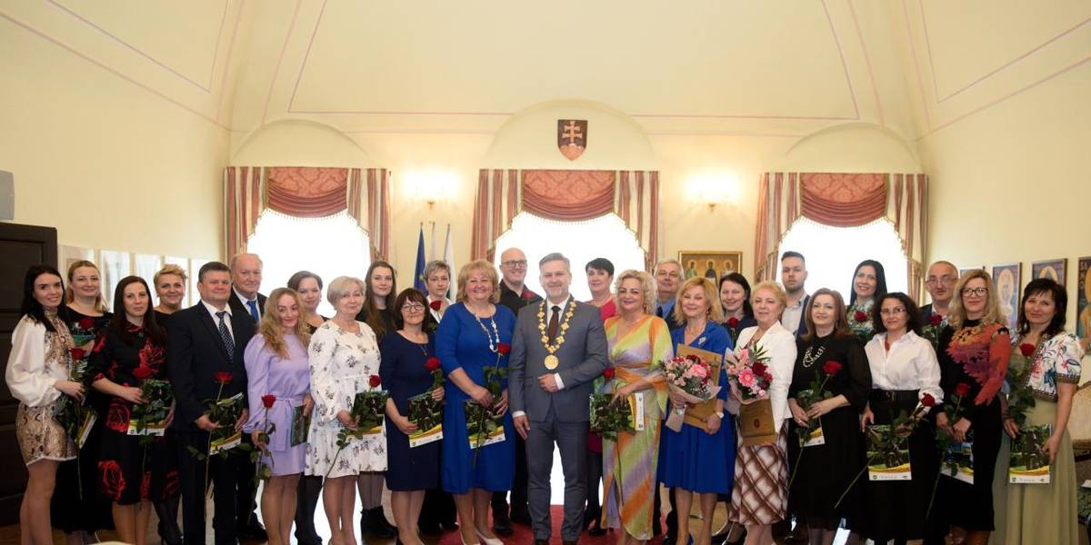 Pri významnej udalosti, akou je ocenenie učiteľov primátorom, bola z nášho kolektívu riaditeľkou navrhnutá a aj ocenená p.učiteľka Tatiana. Srdečne jej blahoželáme a prajeme jej aj naďalej veľa tvorivosti a trpezlivosti pri tak nádhernej a namáhavej práci, akou je povolanie učiteľa.