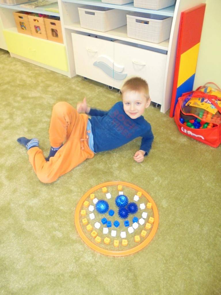 Krtek se ztratil na pouti. Tímto příběhem jsme zahájili týden. Povídali jsme si o emocích a ochutnali srdce z pouti. Děti se naučily rozlišovat dlouhou a krátkou slabiku, cvičily s masážními míčky, srdce z pouti si také dozdobily a v závěru týdne shlédly úžasné "Pohádky z paloučku" divadla Nána.