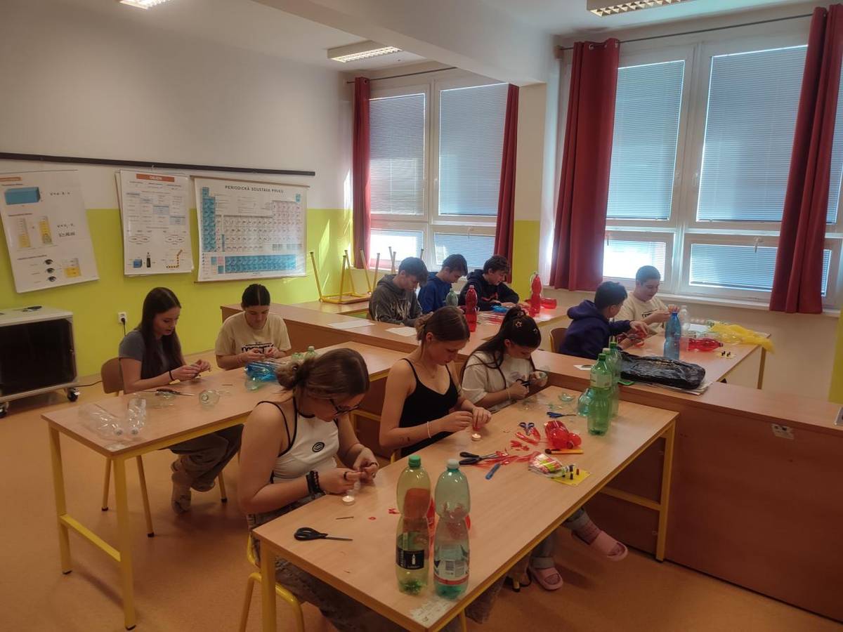 Všichni víme, že PET láhve patří do plastů. Naši žáci si však, pod vedením paní učitelky Martiny Jeřábkové, vyzkoušeli, že PET láhve lze využít i jinak.