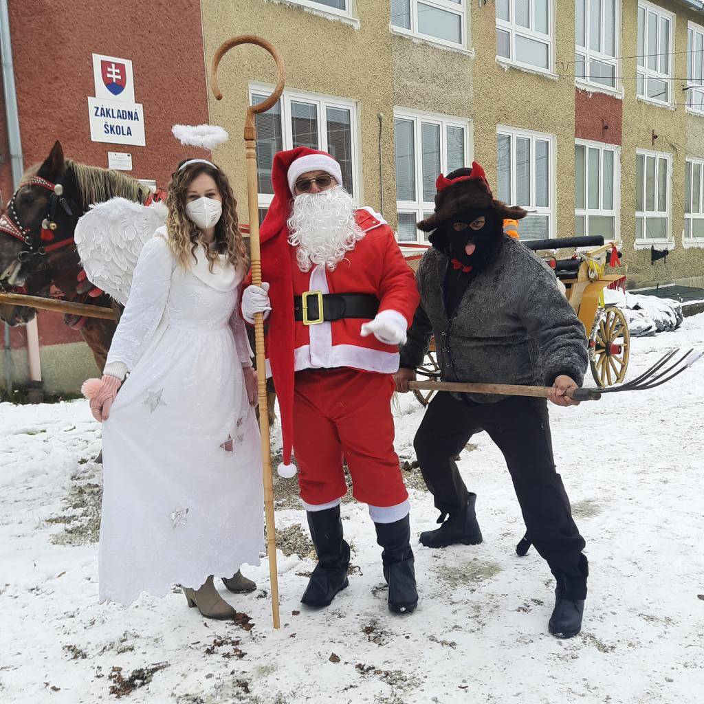 Mikuláš so svojimi pomocníkmi opäť zavítal medzi deti do materských škôlok a základnej školy a potešil ich balíčkami plnými sladkostí.