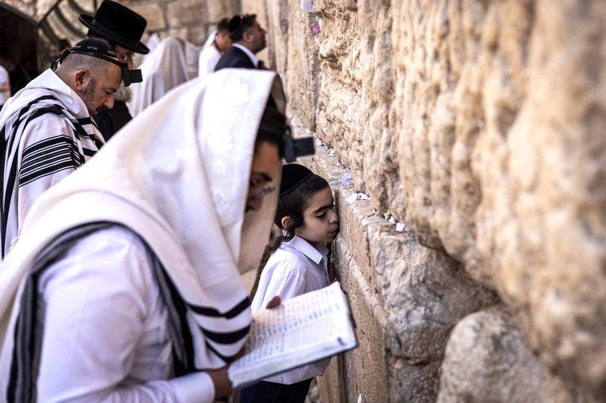 Posvátné místo je připravené na svátky. Ve středu 2. dubna byly ze Zdi nářků v Jeruzalémě odstraněny tisíce přání a modlitebních vzkazů. Tradiční úklid předchází blížícímu se židovskému svátku Pesach, který začíná 12. dubna.