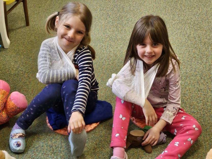 PRVNÍ DUBNOVÝ DEN V NAŠÍ MATEŘSKÉ ŠKOLE PROBĚHL PROJEKTOVÝ DEN ,,ZACHRAŇ KAMARÁDA,, OD SPOLEČNOSTI MEDUCA.  DĚTI SE SEZNÁMILY S TELEFONNÍMI ČÍSLY, OŠETŘOVALY DROBNÁ ZRANĚNÍ, VEDLY FIKTIVNÍ TELEFONNÍ ROZHOVOR S OPERÁTOREM ZACHRANNÉ SLUŽBY, VYZKOUŠELY SI NEPŘÍMOU SRDEČNÍ MASÁŽ NA SVÉ PLYŠOVÉ HRAČCE.