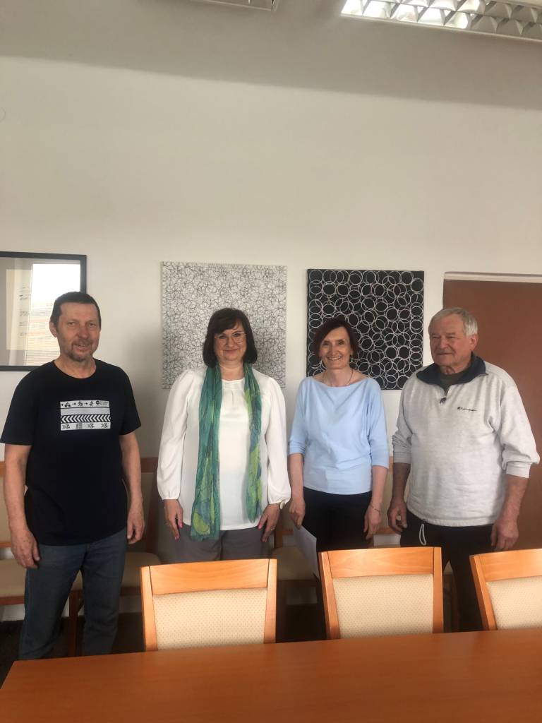 Dne 26. března 2025 byla podepsána Smlouva o partnerství a spolupráci mezi Geofyzikálním ústavem, Městem Skalná a Základní školou Skalná. Spolupráce zahrnuje sledování západočeských seismických rojů a rozšíření expozice Geofyzikálního muzea v novém Společensko-geovědním centru.