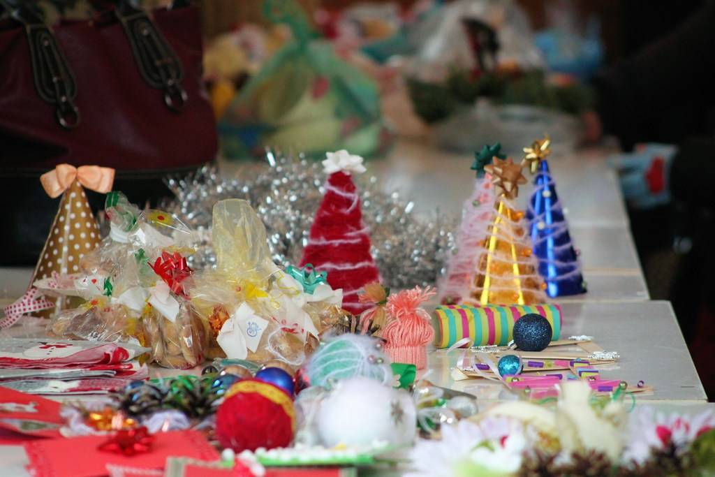 V piatok 15.12.2017 - Základná škola Švedlár, Správa obecných lesov Švedlár s.r.o. a Obec Švedlár zorganizovali školský vianočný trh spojený s ochutánvkou zabíjačkových špecialít.