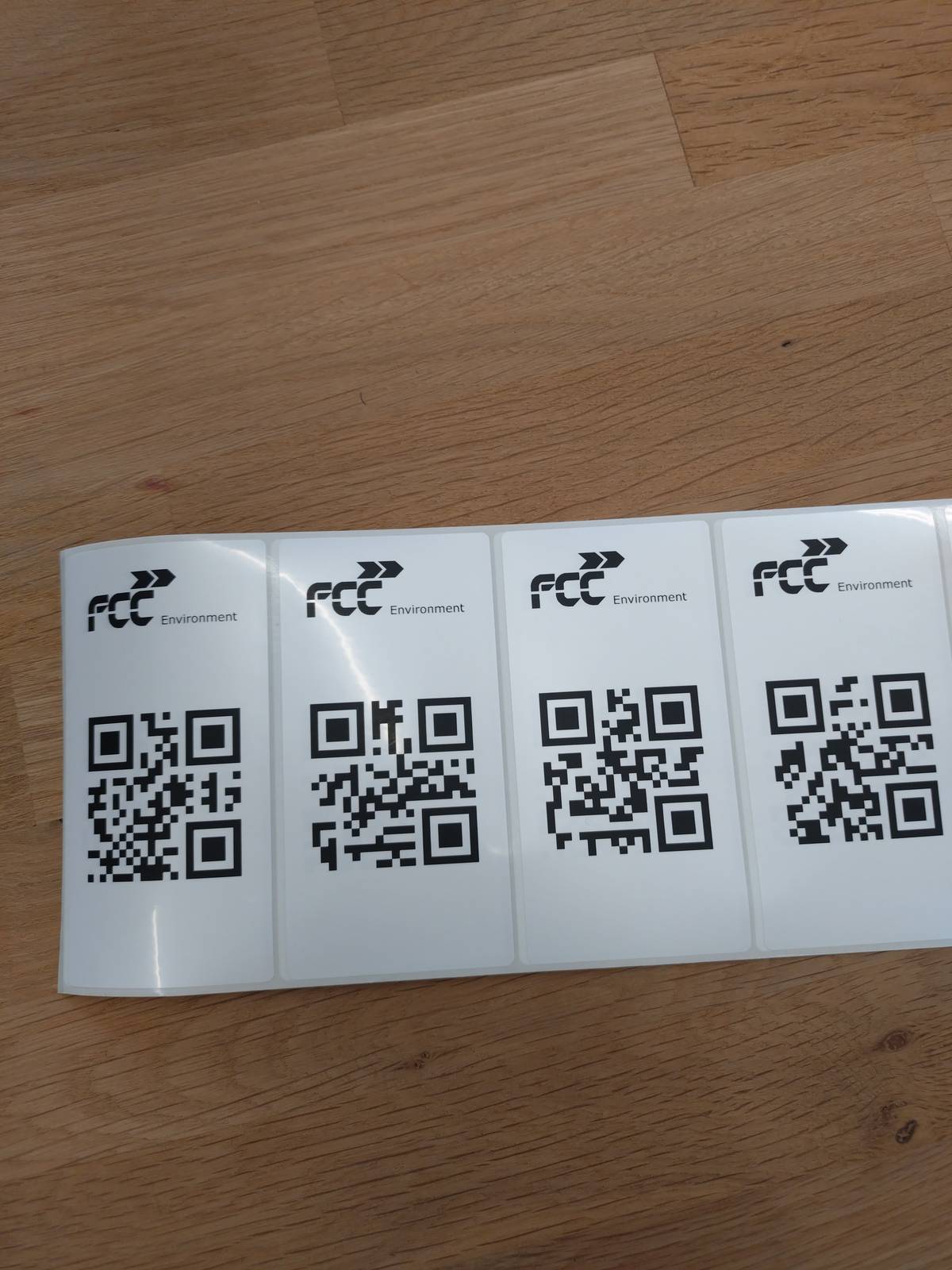 Milí hrobečtí a rohatečtí, v úterý 8. 4. 2025 a následující dny proběhne v Hrobcích a Rohatcích očipování popelnic na směsný komunální odpad. Všechny popelnice k očipování vyndejte před dům (popeláři vyvezou jen ty s aktuální barevnou nálepkou) do 6:30. Pokud hrozí záměna nádob se sousedy, nalepte na ty své cedulku s číslem popisným a Vaším jménem - u bytovek je označení vlastníka nádoby nutností!). Nádoby budou opatřeny čipem a nálepkou s QR kódem (viz obrázek), čip není vidět, nálepka ano. Pokud uvidíte nálepku na své popelnici, můžete si ji uklidit, pokud ne, nechte ji venku, dokud nebude opatřena nálepkou. Děkujeme! V případě nejasností mi zavolejte (777844087).   Hezký den   KH