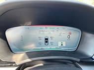 Kombinuje spalovací patnáctistovku a elektromotor.