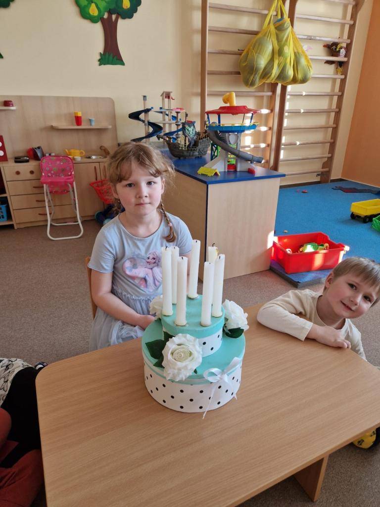 Každý měsíc někdo slaví a všechny to velmi baví.   Bonbónky a sušenky, dáváme do pusinky.  Zpíváme i písničku, pro kluka i holčičku.