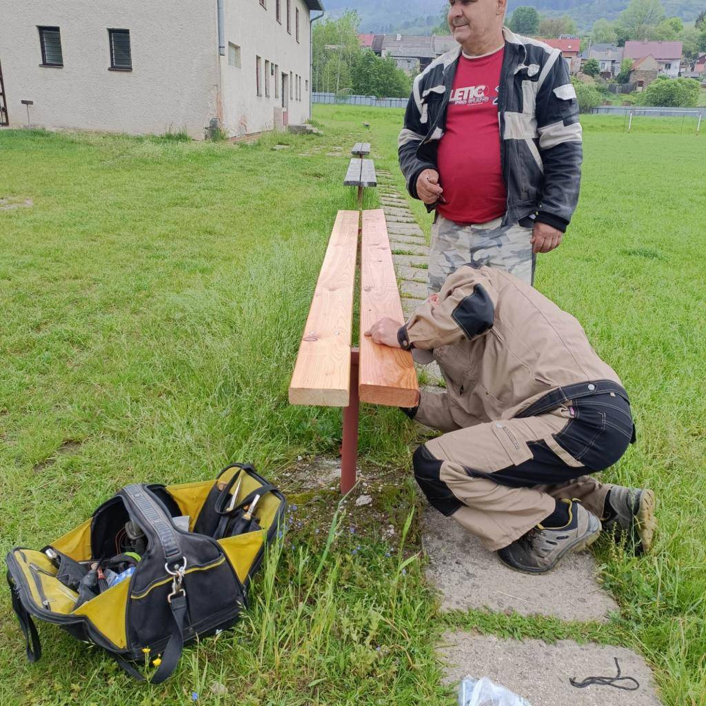 V športovom areály boli zrenovované lavičky na sedenie.