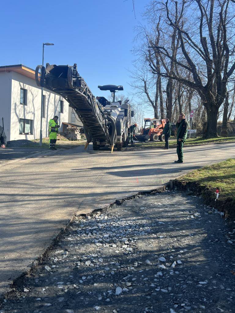 Rekonstrukce povrchu a částečné rozšíření v ulici ke hřbitovu.