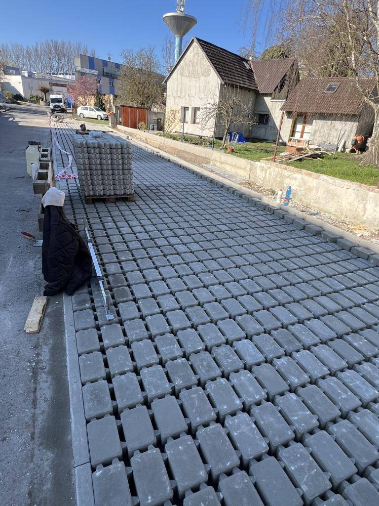 Úprava zpevněné plochy v ulici u lázní