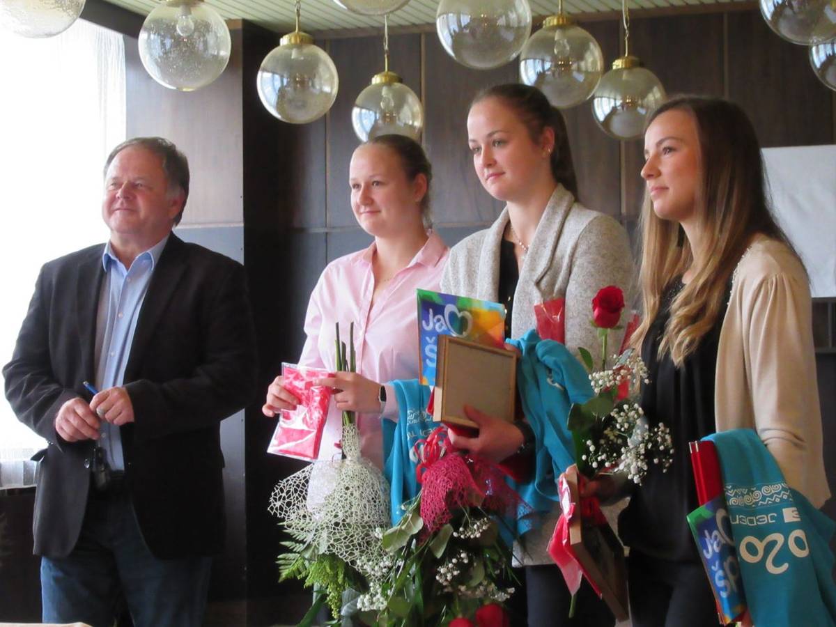 Za úspešnú reprezentáciu SR a našej obce vo florbale udelil starosta obce Vladimír Končík cenu starostu obce reprezentantkám Paulíne Hudákovej, Kristíne Hudákovej a Barbore Kocúrovej.