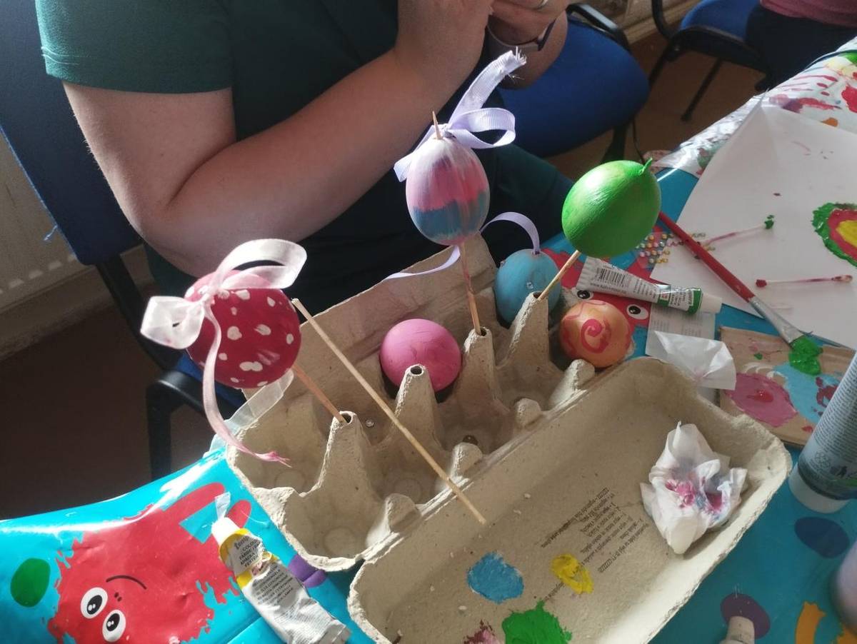 Jaro klepe na dveře, Velikonoce se blíží a proto jsme si v knihovně obecního úřadu vyrobili pár jarních dekorací.