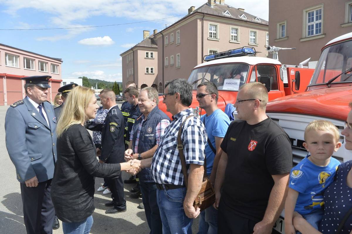 Odovzdávanie repasovaných vozidiel zástupcom dobrovoľných hasičov v Košickom a Prešovskom kraji v dňoch 2. a 3.júla  2018 za účasti ministerky vnútra Denisy Sakovej