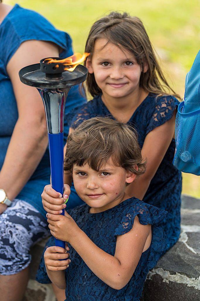 5.júna 2018 sme v našej obci privítali najdlhší štafetový beh s horiacou pochodňou, ktorý prebieha cez viac ako 140 krajín sveta a symbolizuje odvekú ľudskú túžbu po mieri. Jeho poslaním je prekonávať politické, sociálne, kultúrne a náboženské hranice medzi jednotlivými národmi. Medzinárodný tím bež