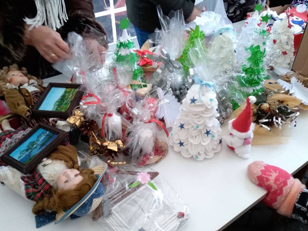 V piatok 14.12.2018 - Základná škola Švedlár, Správa obecných lesov Švedlár s.r.o. a Obec Švedlár zorganizovali už tretí školský vianočný trh spojený s ochutnávkou zabíjačkových špecialít.