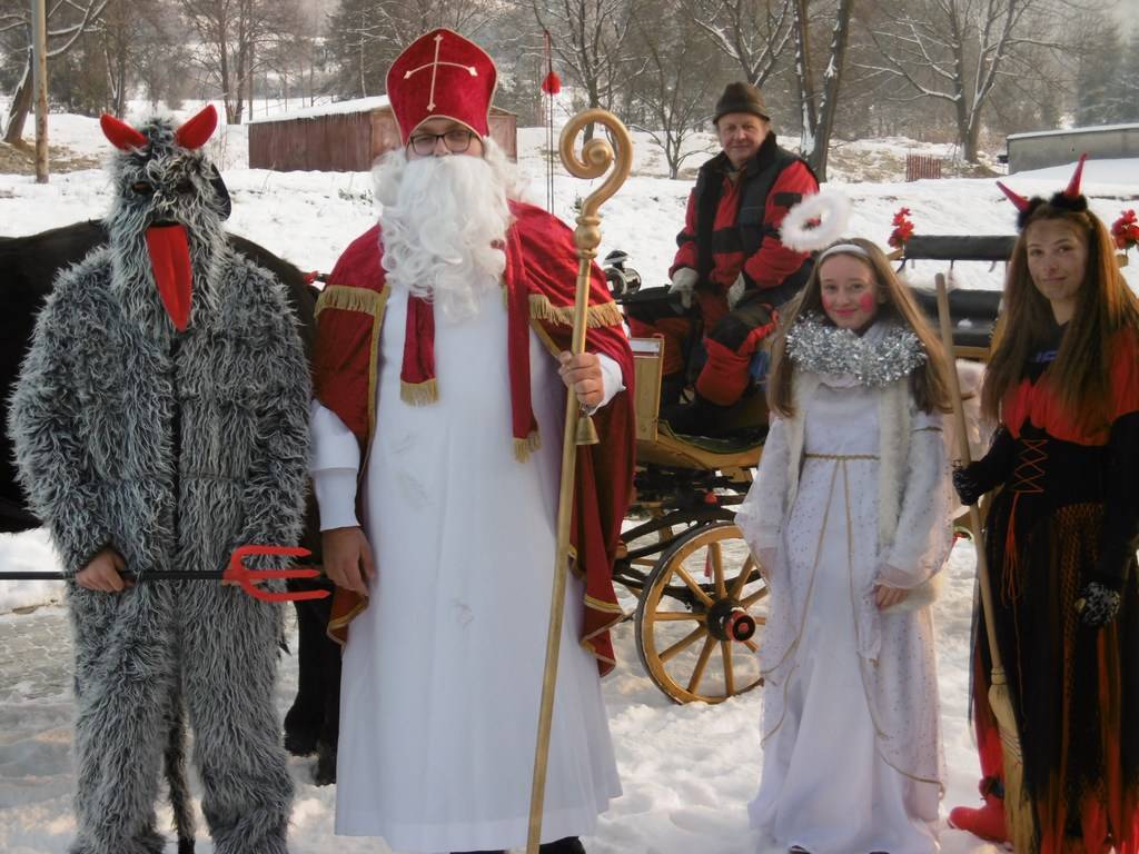 Mikuláš so svojimi pomocníkmi opäť zavítal medzi deti do materských škôlok a základnej školy a potešil ich balíčkami plnými sladkostí.