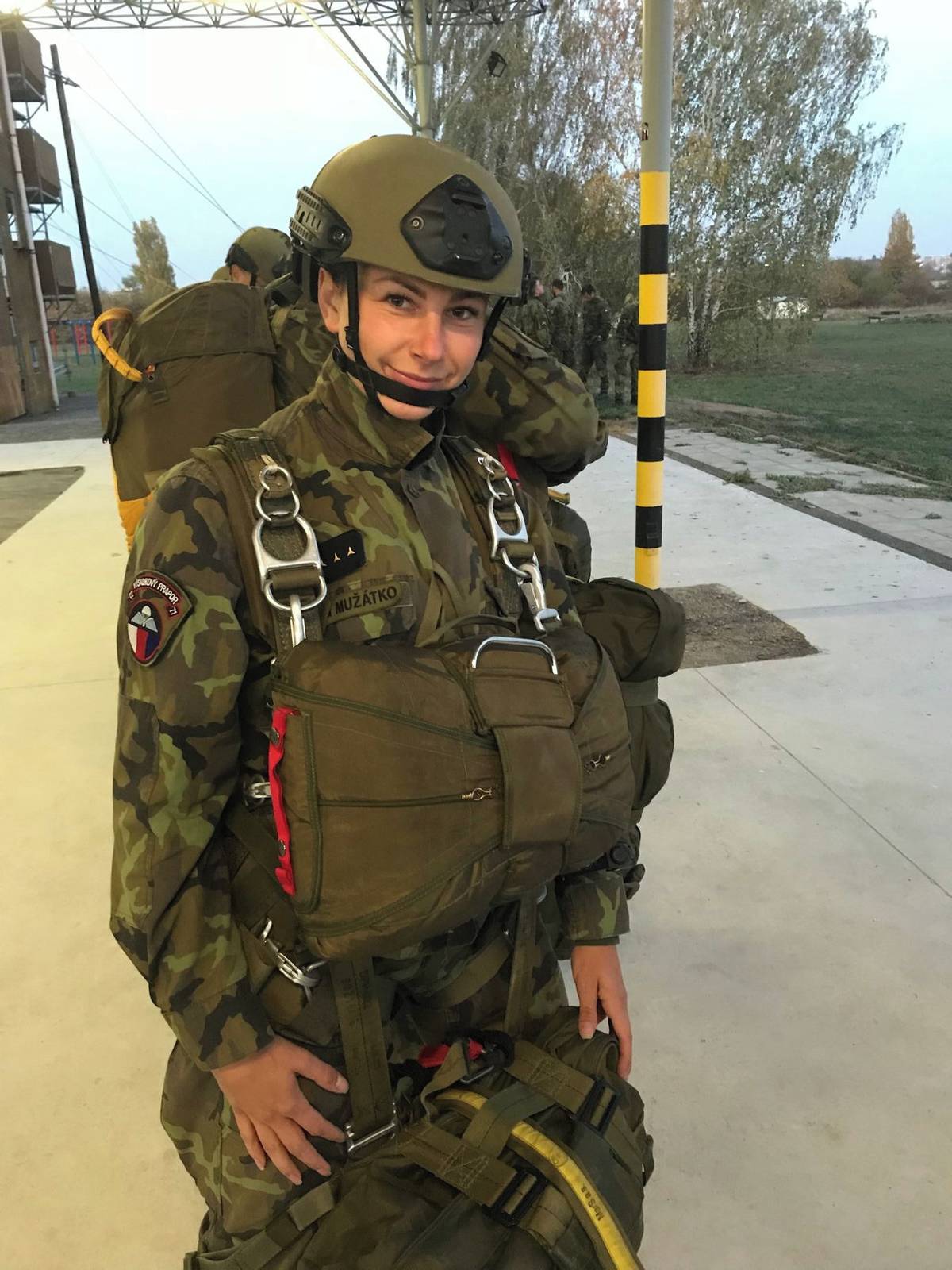 Tak jednoznačně nejzábavnější jsou seskoky, především ty do vody nebo na
nějakou novou doskokovou plochu. I s funkcí personalisty jsem se musela
účastnit výsadkové přípravy a plnit všechny vševojskové úkoly a do toho
zvládat kancelářskou činnost a udržovat si fyzičku.