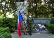 Nebude to na začátku procházka růžovým sadem, bude to stát hodně sil a
odříkání, sáhneš si i na dno, ale když si pak poprvé skočíš a nasadíš červený
baret, budeš rád/a, že jsi do toho šel/šlaa. Pro mě to byly nejhezčí roky v mojí
dosavadní kariéře.