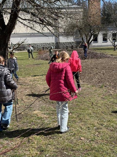 Tancujeme, zpíváme, vyrábíme jarní cibuloviny a ani pomoc při práci na zahradě nám není cizí.
