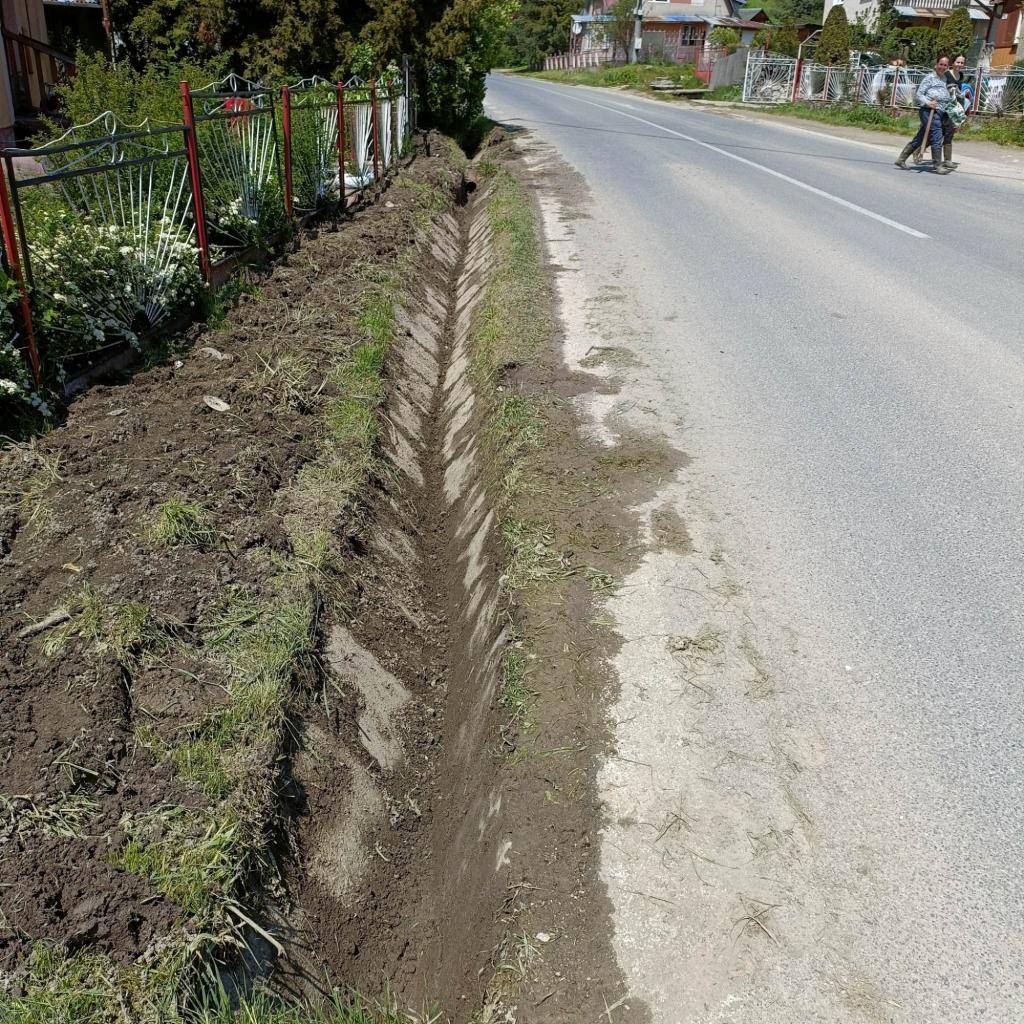 V obci sa začalo jarné čistenie rigolov.