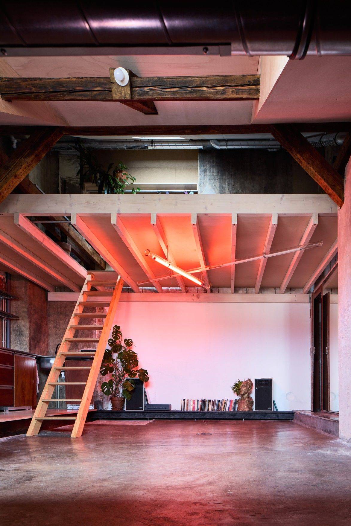 Architekti družstvu přislíbili, že půdní prostory opraví za své. Tím začala jejich cesta za objevováním nových metod a testováním zažitých postupů, při které dbali hlavně na redukci.