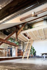 Jejich ambicí bylo testovat zažité postupy a metody procesu navrhování i návyky v obývání prostoru. Proto ateliérový byt přetvořili neobvyklým způsobem.