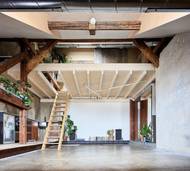 Bytové družstvo nedisponovalo dostatečnými finančními prostředky, proto se architekti rozhodli rekonstrukci zaplatit z vlastních financí a prostor následně užívat jako ateliér. Jedním z jejich hlavních cílů bylo minimalizovat náklady.