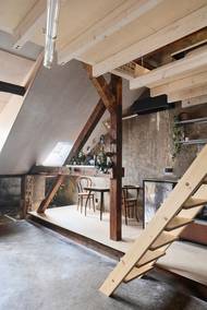 Bytové družstvo nedisponovalo dostatečnými finančními prostředky, proto se architekti rozhodli rekonstrukci zaplatit z vlastních financí a prostor následně užívat jako ateliér. Jedním z jejich hlavních cílů bylo minimalizovat náklady.