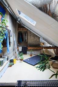 "Je správné přizpůsobit existující prostor individuální představě komfortu a pohodlí, nebo může být opačný způsob ve výsledku také zábavný a osvěžující?" polemizovali na začátku přestavby architekti.