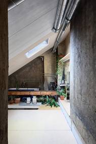 Koupelna a kuchyně není hydroizolovaná a obložená keramikou. Architekti neobvykle vyřešili i úložné prostory a rozmístili nábytek tak, aby nezanášel obytný prostor, kterému sluší více vzdušnosti.